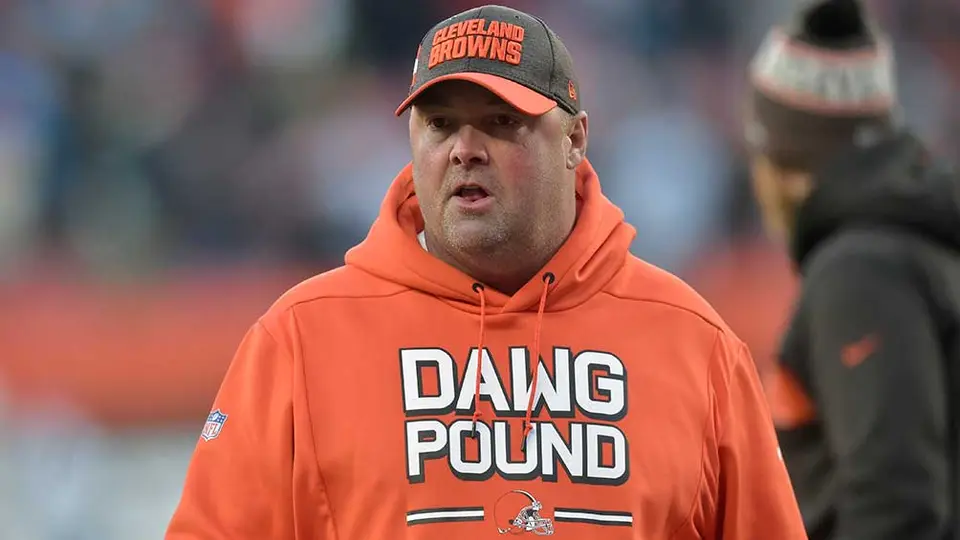 Browns promueve a su coordinador ofensivo a entrenador en jefe