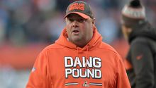 Browns promueve a su coordinador ofensivo a entrenador en jefe