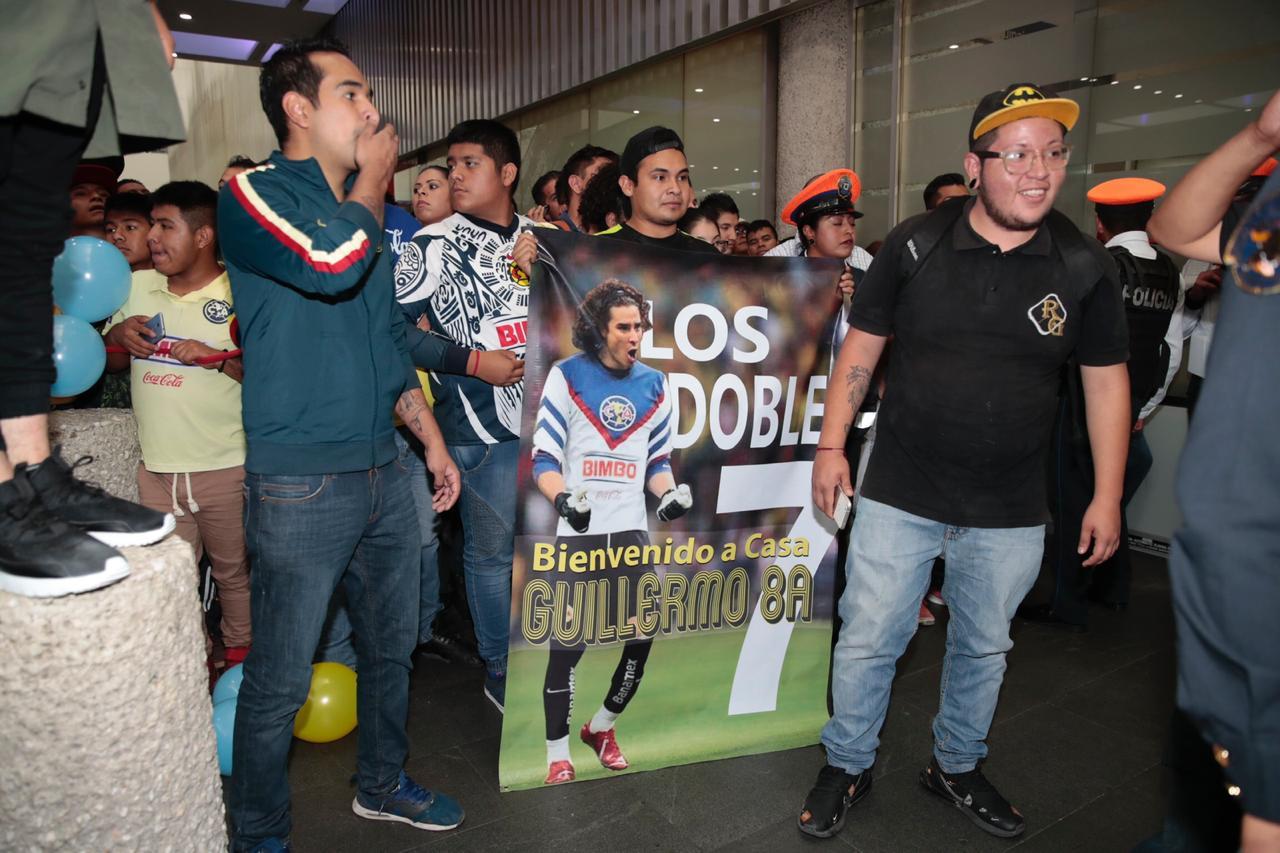 Guillermo Ochoa desata alegría y caos en su arribo a la CDMX