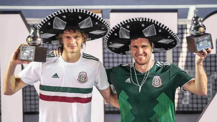 Alexander y Mischa Zverev celebran victoria portando jerseys del Tri