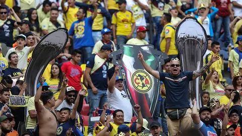 Aficionados del América lanzan vasos y botellas al camión de Cruz Azul