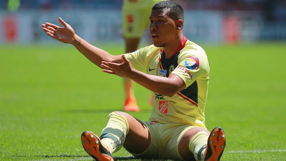 Roger Martínez en el césped durante un juego del América | IMAGO7