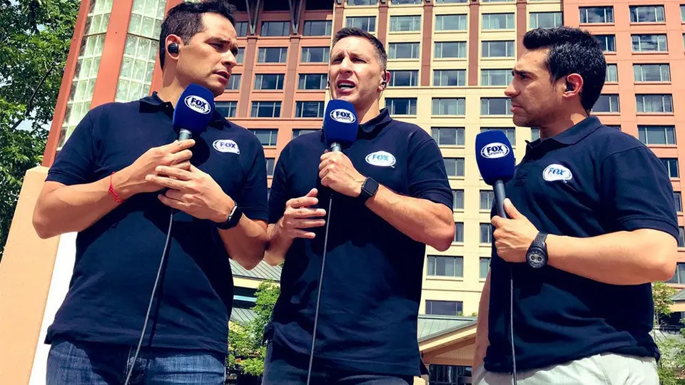 Aficionado besó a Chaco Giménez en plena transmisión de Copa Oro