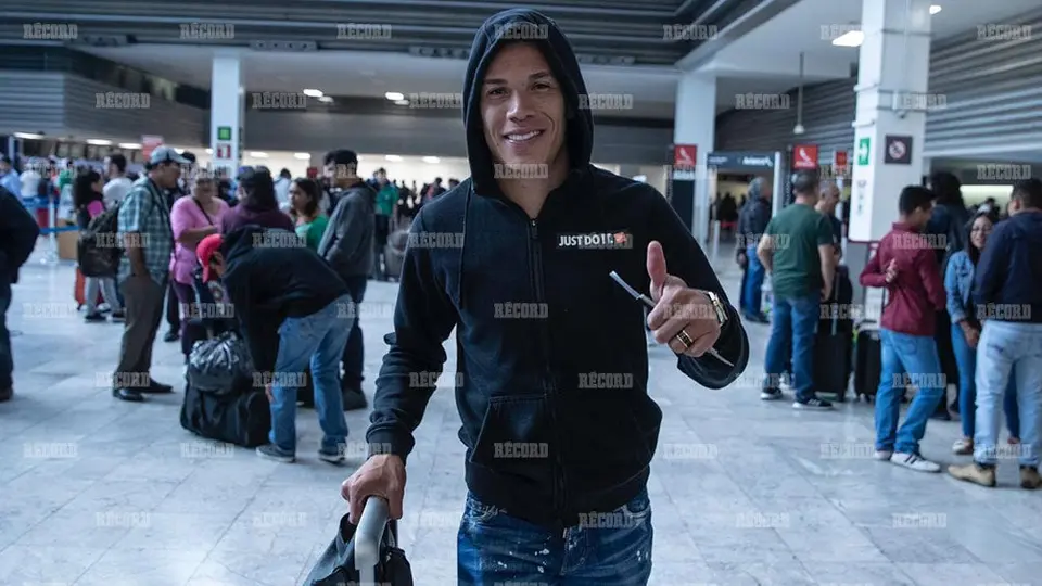 Mateus Uribe deja la CDMX y viaja con destino a Porto
