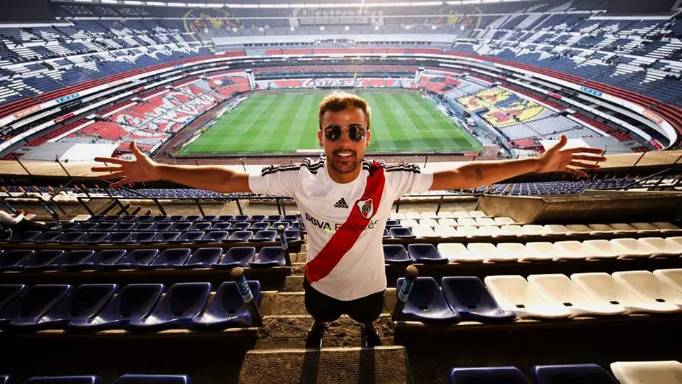 Aficionado del River Plate visita el Azteca para ver a Marchesín