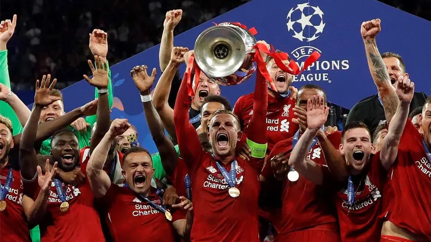 Jugadores del Liverpool levantando el título de la Champions | EFE