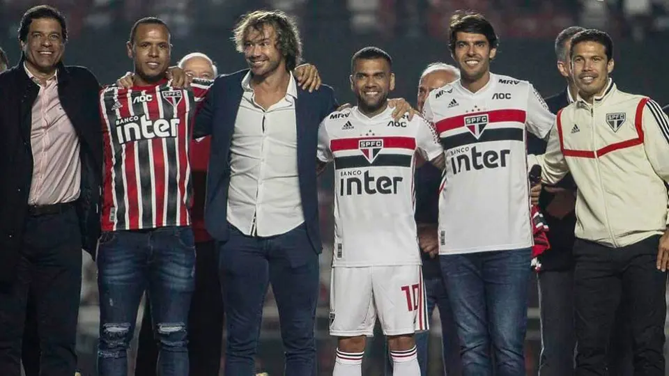 Dani Alves desata la locura en su presentación con Sao Paulo