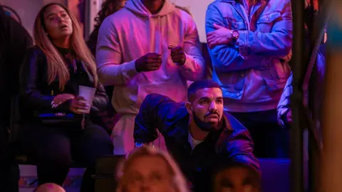 Drake 'ovacionó' a Klay Thompson tras su salida por lesión