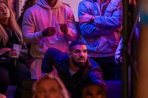 Drake 'ovacionó' a Klay Thompson tras su salida por lesión