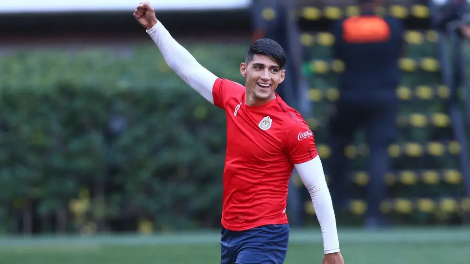 Alan Pulido regala su playera a niño con Síndrome de Down