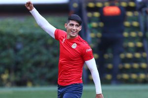 Alan Pulido regala su playera a niño con Síndrome de Down