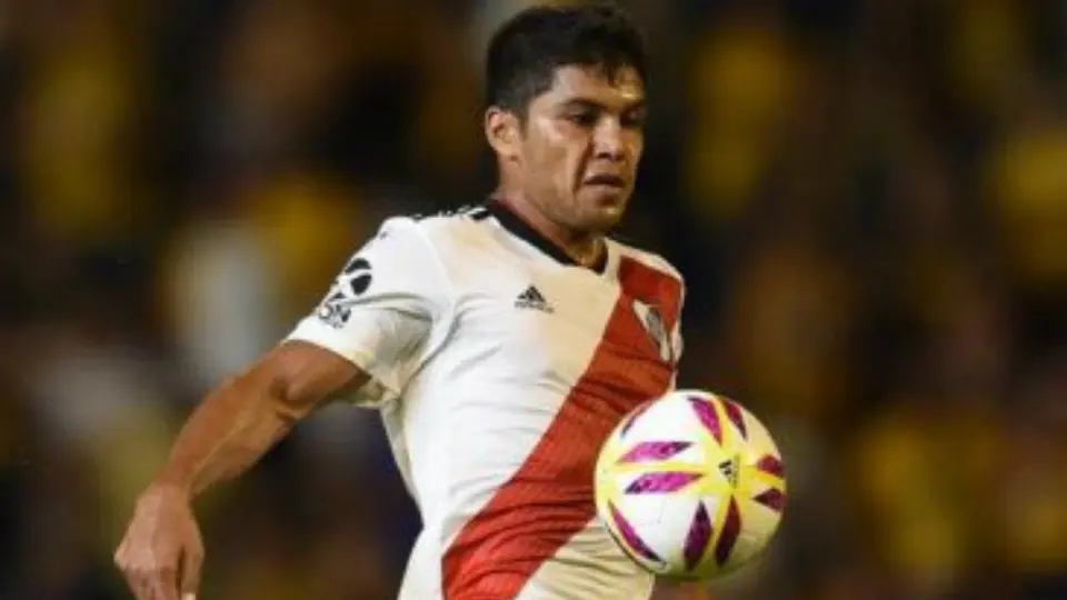 Jugador de River pasa sus vacaciones trabajando en el campo