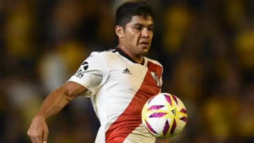 Jugador de River pasa sus vacaciones trabajando en el campo