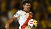 Jugador de River pasa sus vacaciones trabajando en el campo