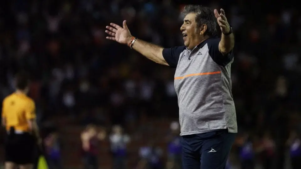 Carlos Reinoso presume fotografía con leyendas del América
