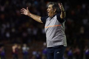 Carlos Reinoso presume fotografía con leyendas del América