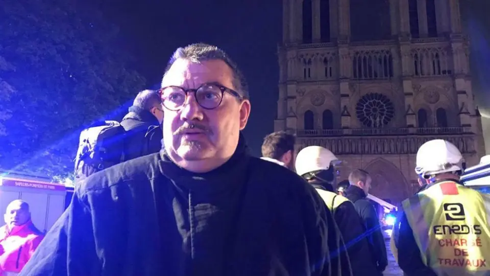 Sacerdote arriesga la vida para salvar reliquias en incendio de Notre Dame