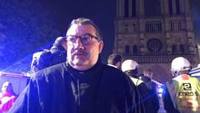 Sacerdote arriesga la vida para salvar reliquias en incendio de Notre Dame