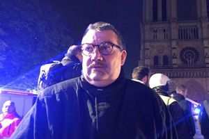 Sacerdote arriesga la vida para salvar reliquias en incendio de Notre Dame