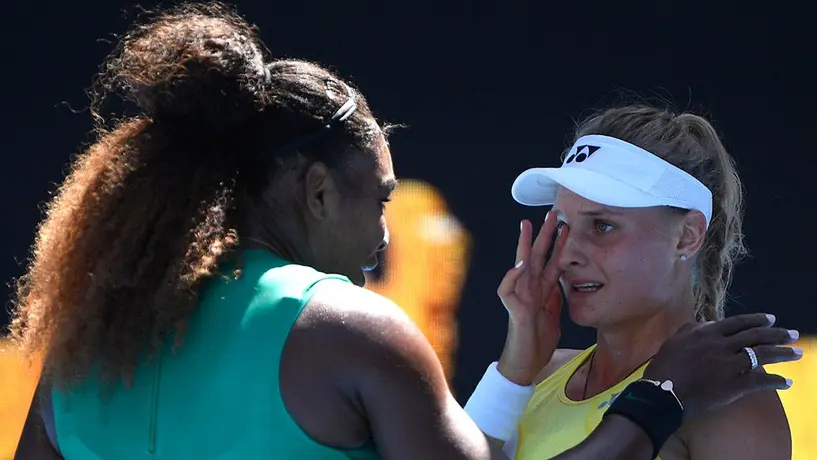 Serena Williams consuela a rival en el Abierto de Australia
