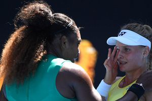 Serena Williams consuela a rival en el Abierto de Australia