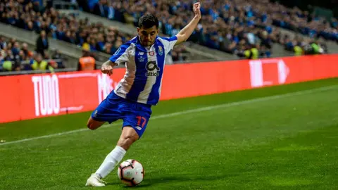 Representante de Tecatito descarta que el jugador regrese a México