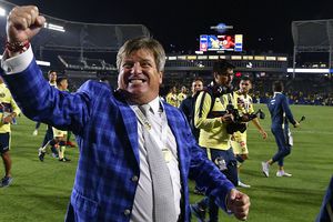Miguel Herrera se lució bailando rock and roll junto a la esposa de Mateus Uribe