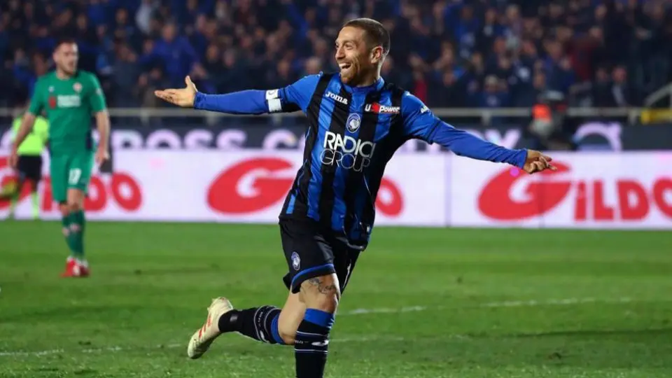 Papu Gómez ironizó comparándose con Cristiano Ronaldo