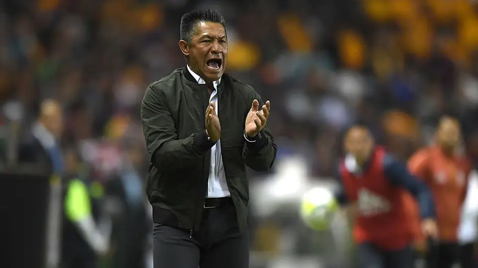 León dio a conocer que renovó el contrato del técnico Ignacio Ambriz