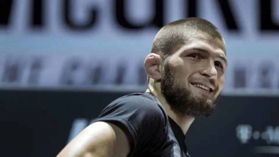 Khabib obliga a niño fan del Barça a decir 'Hala Madrid' para retratarse