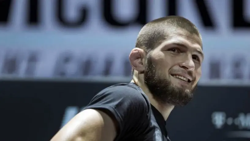 Khabib obliga a niño fan del Barça a decir 'Hala Madrid' para retratarse