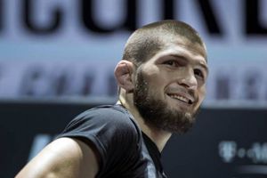 Khabib obliga a niño fan del Barça a decir 'Hala Madrid' para retratarse