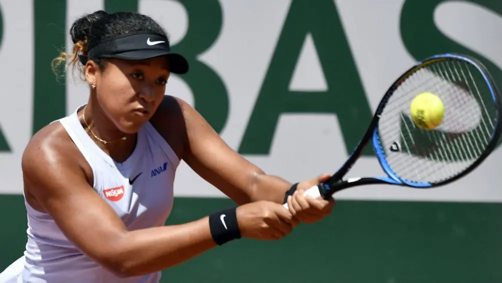 Naomi Osaka golpea la pelota con su raqueta | EFE