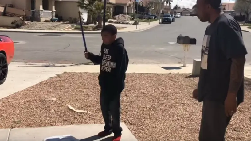 Padre de familia obliga a su hijo a romper su PlayStation por bajas calificaciones