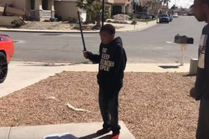 Padre de familia obliga a su hijo a romper su PlayStation por bajas calificaciones