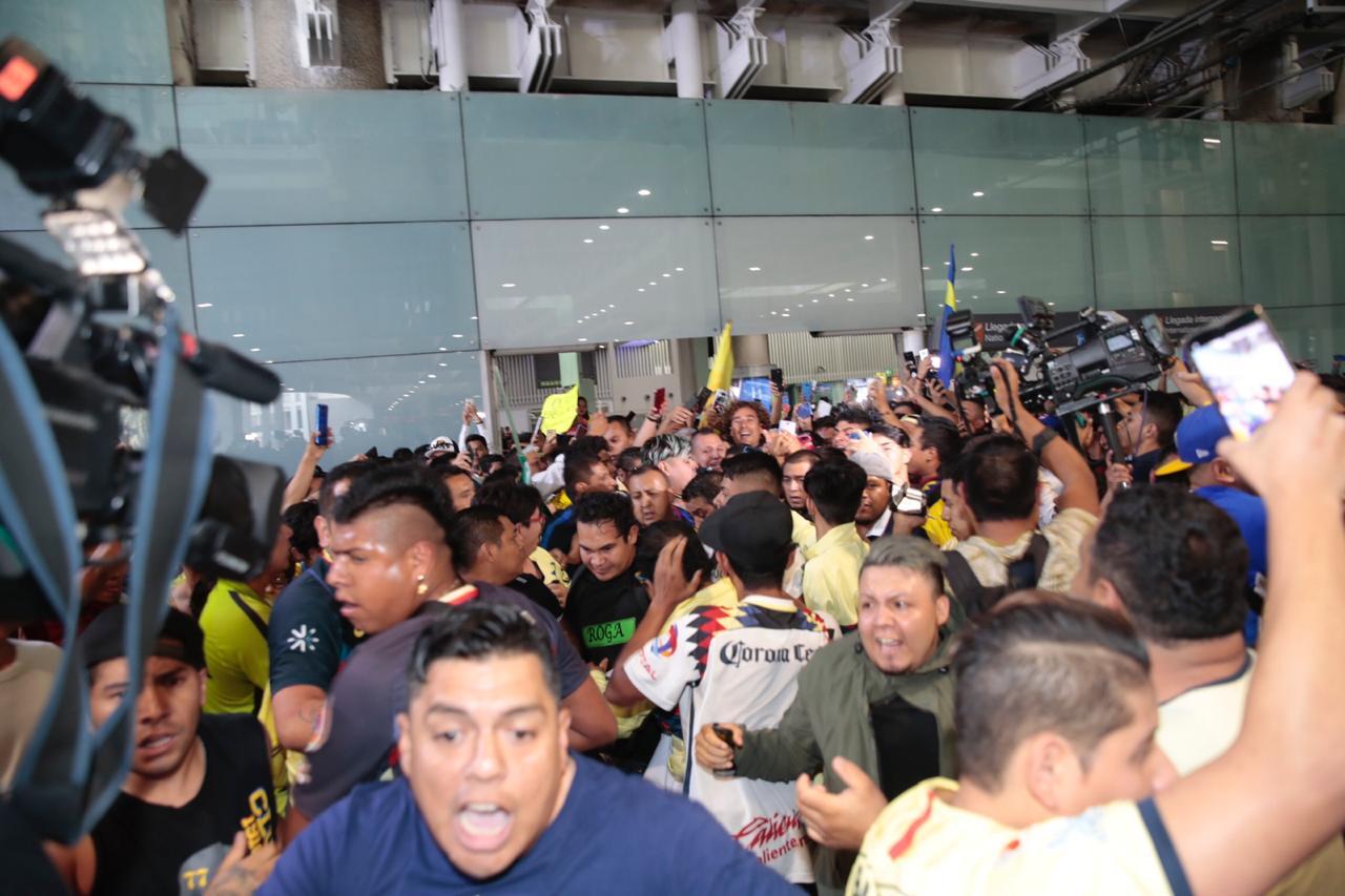 Guillermo Ochoa desata alegría y caos en su arribo a la CDMX