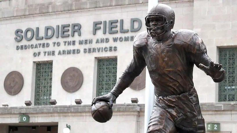 Chicago Bears develaron estatuas de Walter Payton y George Halas