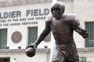 Chicago Bears develaron estatuas de Walter Payton y George Halas