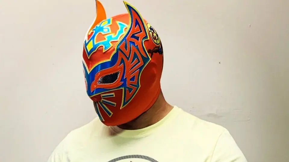 Sin Cara presume nueva máscara con el escudo del América