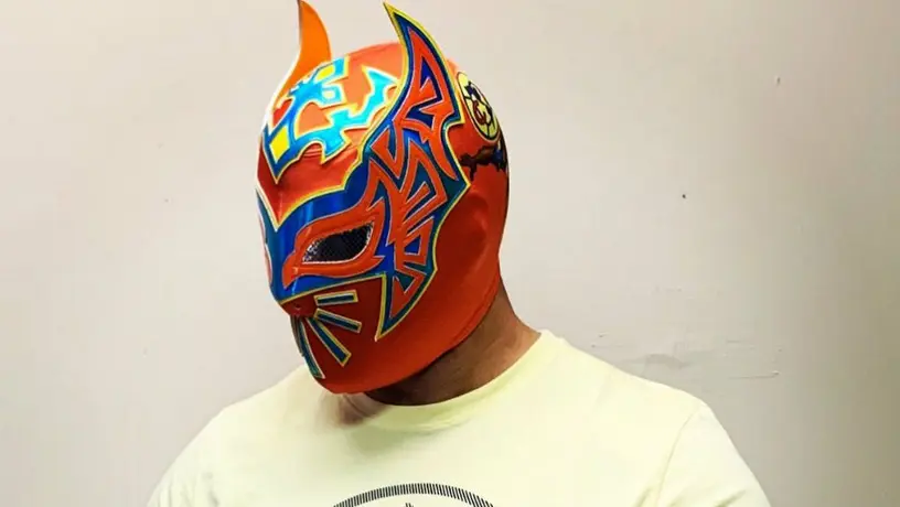 Sin Cara presume nueva máscara con el escudo del América