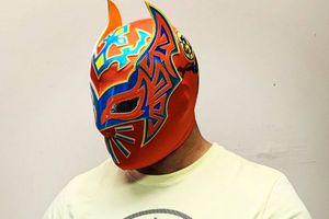 Sin Cara presume nueva máscara con el escudo del América