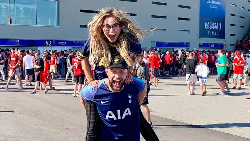 Finn Bálor y Vero Rodríguez presumen su amor en Champions League