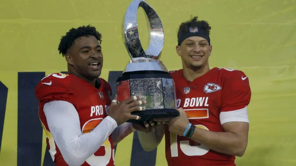 Jamal Adams y Patrick Mahomes con el trofeo del Pro Bowl | AP