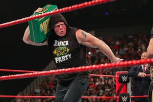 WWE tomará acciones contra Brock Lesnar por faltarle al respeto al maletín de MITB