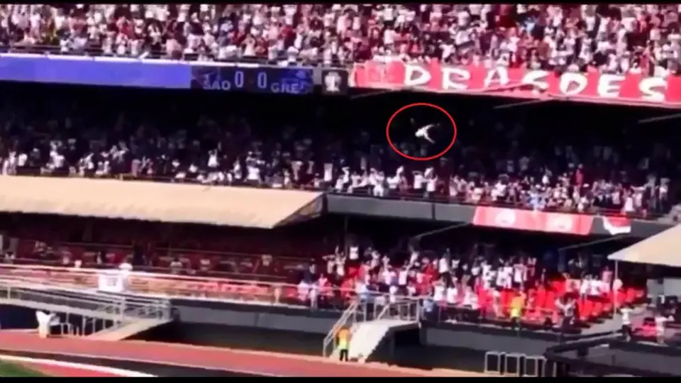 Aficionado cae de tribuna y sobrevive en estadio de Brasil