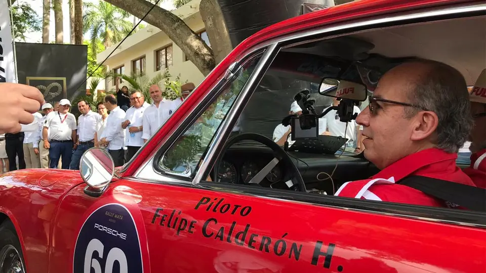 Felipe Calderon conduce Porsche rojo en Rally Maya 2019
