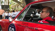 Felipe Calderon conduce Porsche rojo en Rally Maya 2019