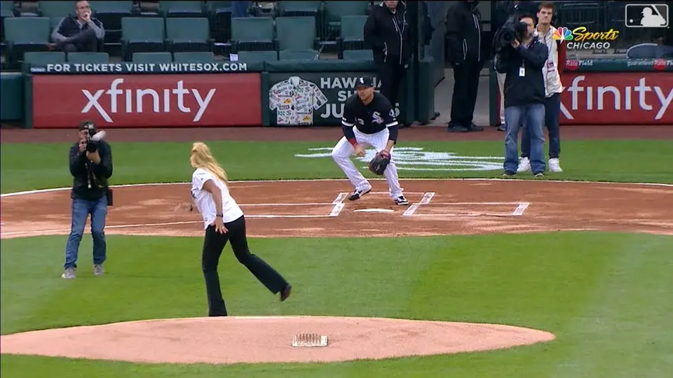 Empleada de White Sox golpea a fotógrafo en lanzamiento de primera bola