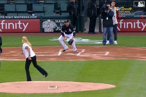 Empleada de White Sox golpea a fotógrafo en lanzamiento de primera bola