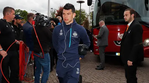 Chucky Lozano sale lesionado en camilla de juego de PSV